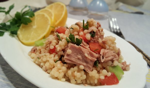 Салата с кускус и риба тон