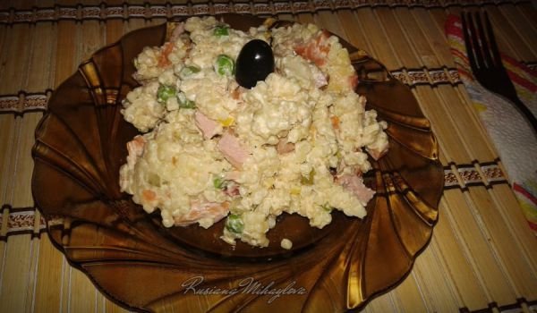 Салата с кускус, майонеза и заквасена сметана