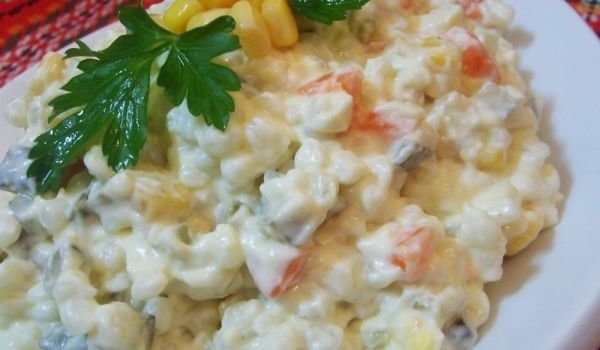 Салата с кускус, моркови и майонеза