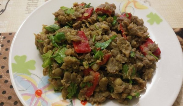 Салата с леща и чушки