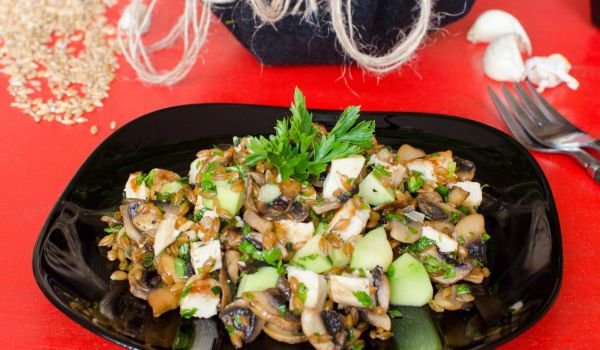 Салата с лимец, пилешко филе и авокадо