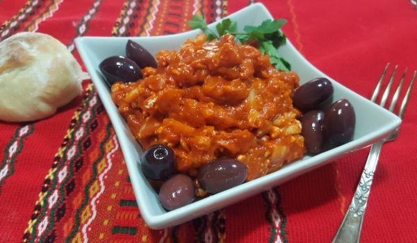 Салата с лютеница и сирене