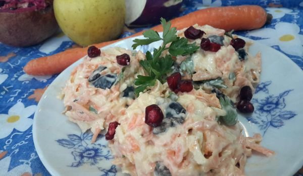 Салата с майонеза, зеленчуци, ябълка и нар