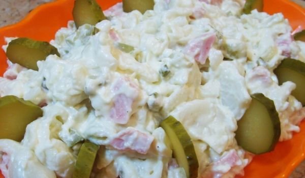 Салата с макарони и кисели краставички