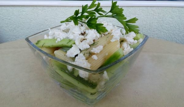 Салата с макарони и краставици