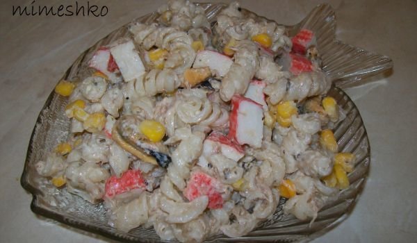 Салата с макарони и морски дарове