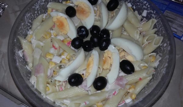 Салата с макарони и царевица