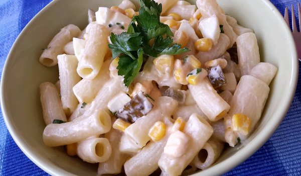 Салата с макарони, кисели краставички и царевица