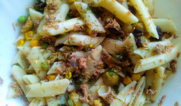 Салата с макарони, риба тон и майонеза
