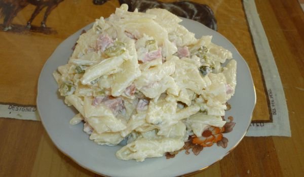 Салата с макарони, шунка и кисели краставички