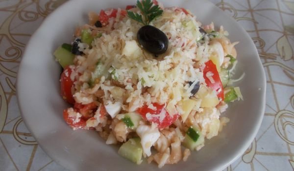 Салата с макарони, сирене и зеленчуци