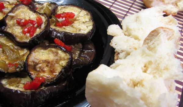 Салата с мариновани патладжани