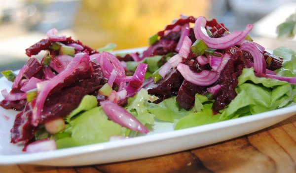 Салата с мариновано червено цвекло