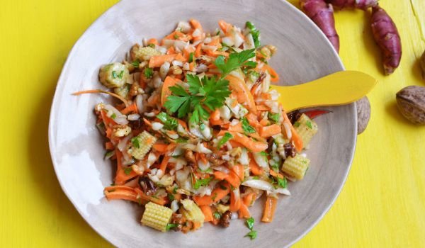 Салата с моркови, гулия и орехи