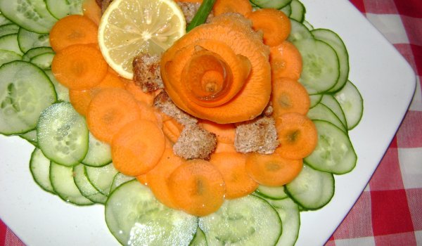Салата с моркови и краставици