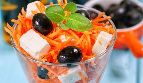 Салата с моркови, извара и маслини