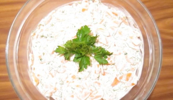 Салата с моркови, орехи и чесън