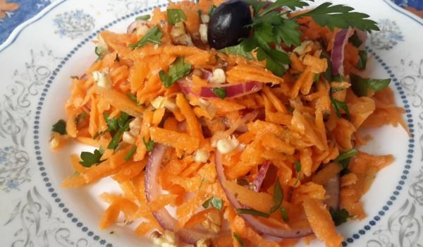 Салата с моркови, орехи и лук