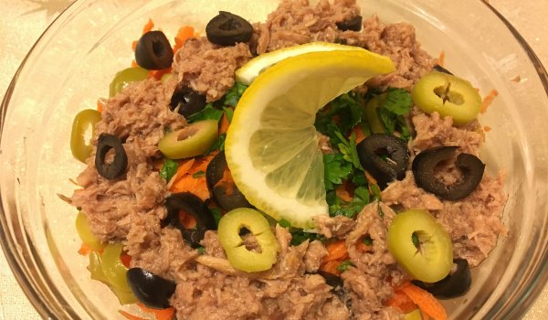 Салата с моркови, риба тон и маслини