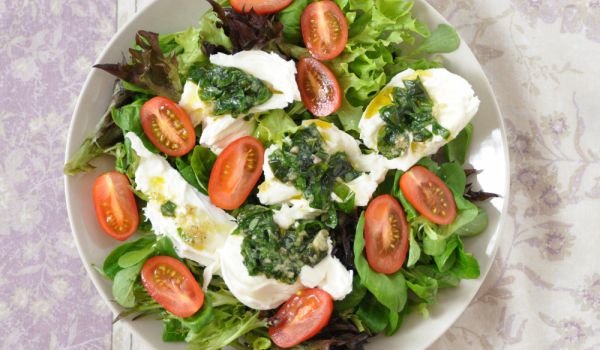 Салата с моцарела и сушени домати