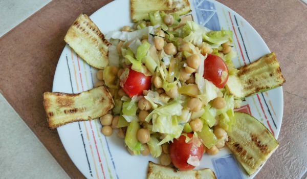 Салата с нахут и чери домати