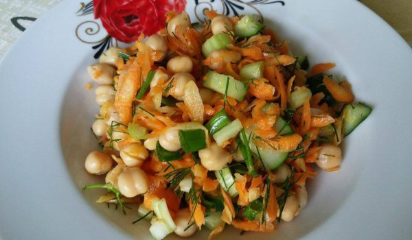 Салата с нахут и моркови