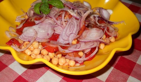 Салата с нахут, печени чушки и лук