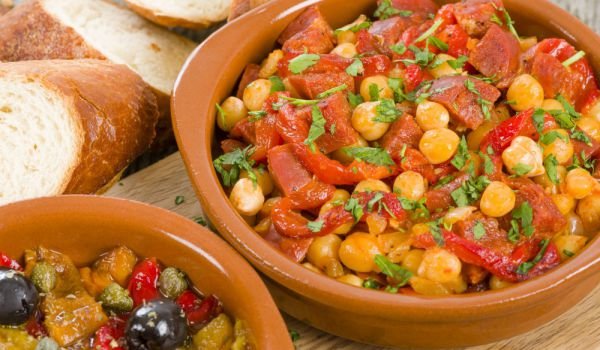 Салата с нахут, царевица и попдравки