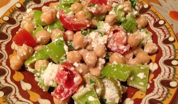 Салата с нахут, зеленчуци и кашкавалена извара