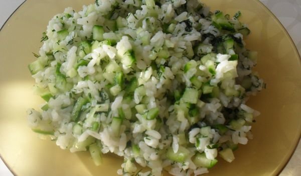 Салата с ориз и краставица за ракия