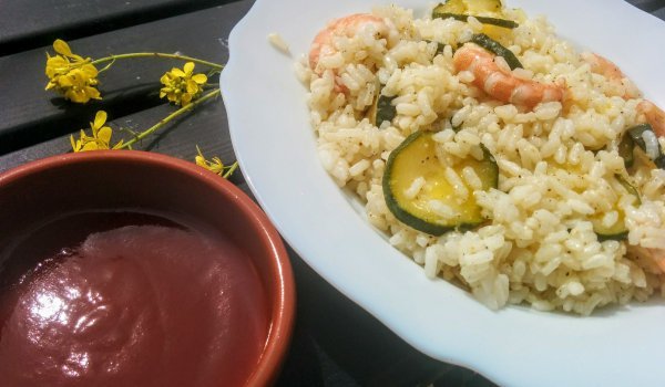 Салата с ориз и сладко-кисел сос