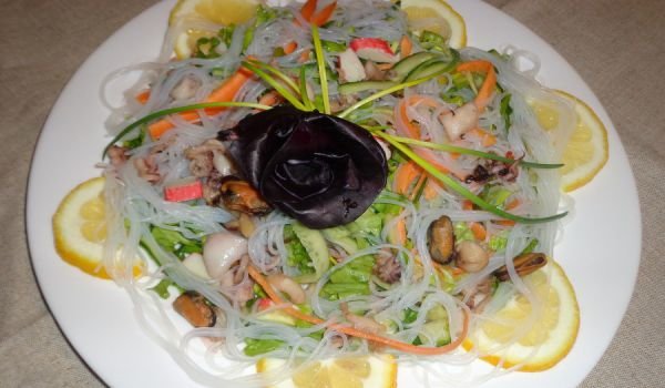 Салата с оризови нудъли и морски дарове