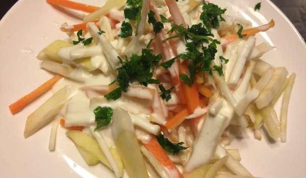 Салата с пащърнак, майонеза, моркови и ябълки