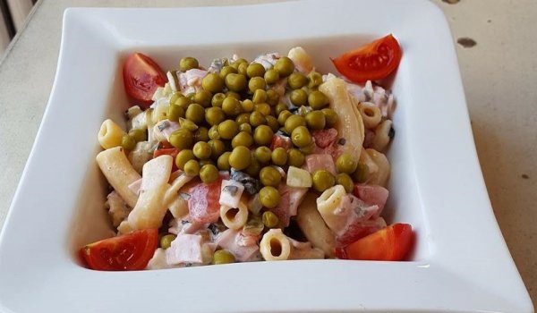 Салата с паста, домати, маслини и грах