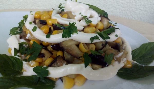 Салата с патладжан и царевица