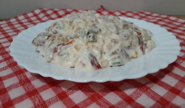 Салата с печен пипер и кисели краставички