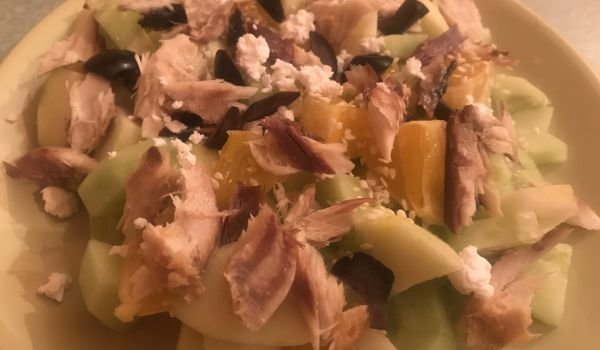 Салата с печена скумрия
