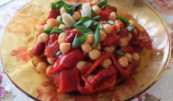 Салата с печени червени чушки и нахут