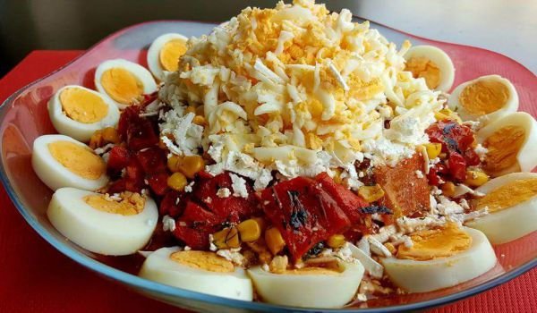 Салата с печени чушки и царевица