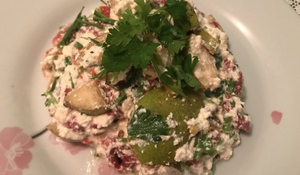 Салата с печени чушки, круши и магданоз