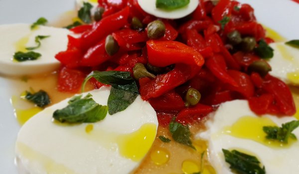 Салата с печени чушки, моцарела и каперси