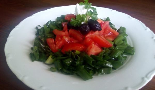 Салата с пресен лук