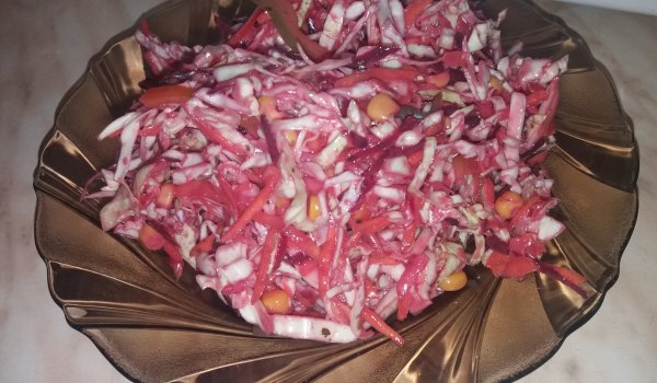 Салата с пресни зеленчуци и дресинг