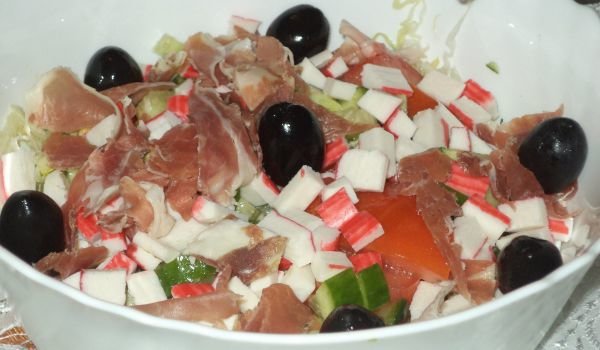 Салата с прошуто и сурими
