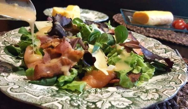 Салата с пушена сьомга и чипс от бекон