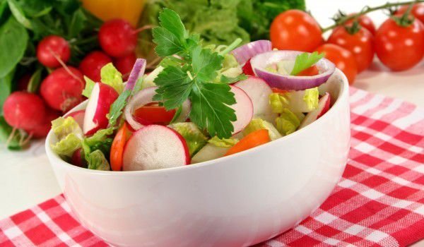 Салата с репички и френски дресинг