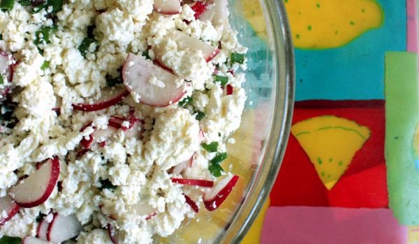 Салата с репички и меко сирене