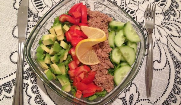 Салата с риба тон и авокадо