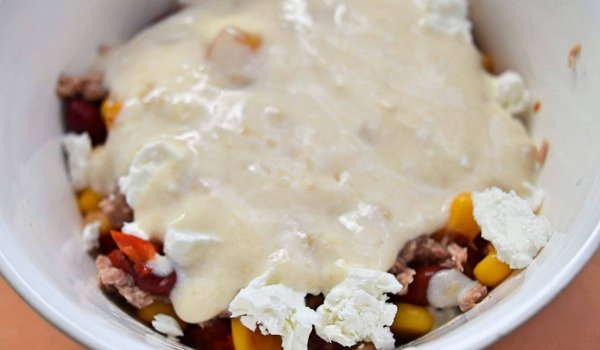 Салата с риба тон и млечен дресинг