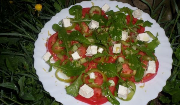 Салата с розови домати и рукола